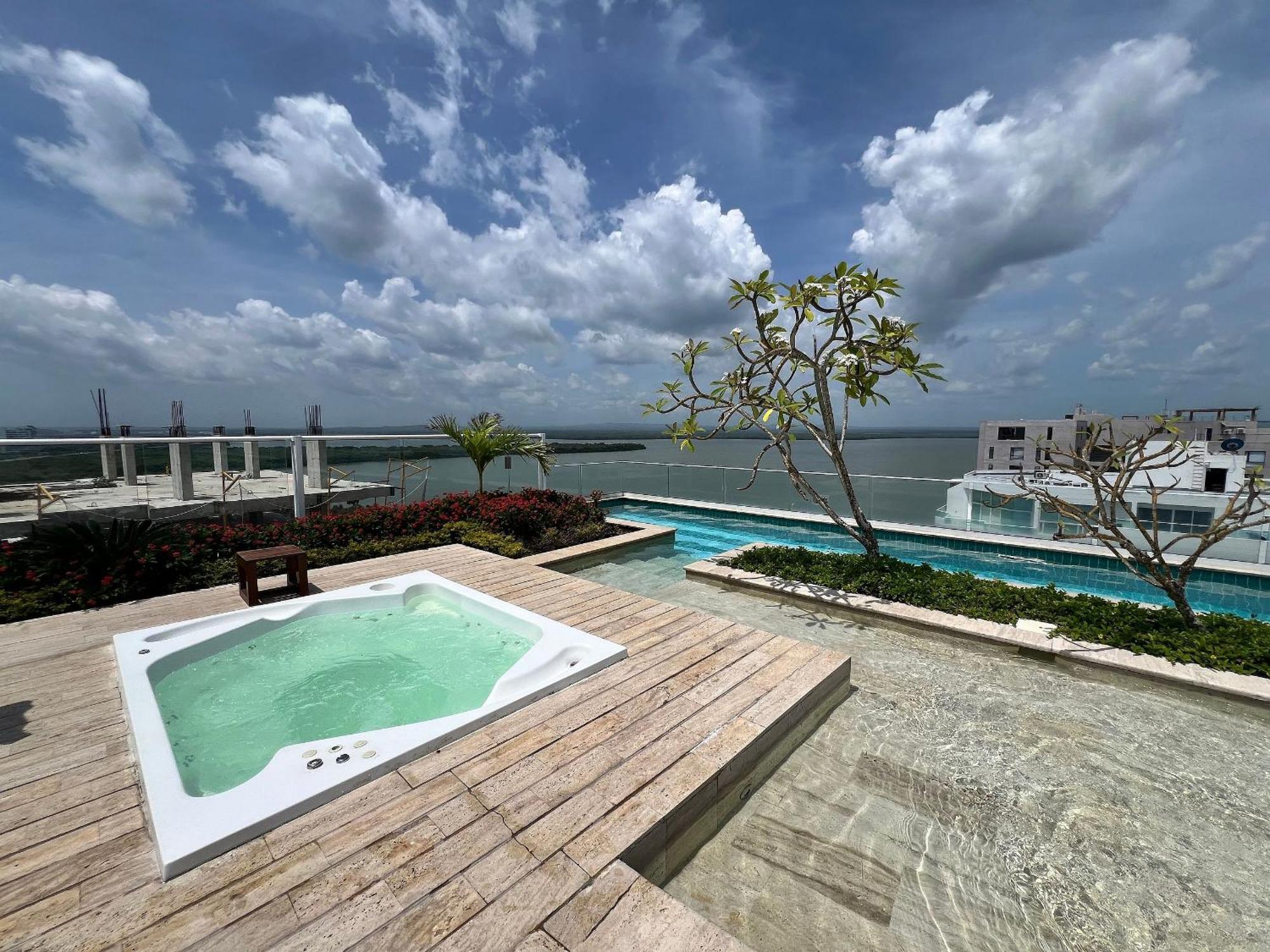 2 Dormitorios junto al mar. Jacuzzi Privado Apartamento