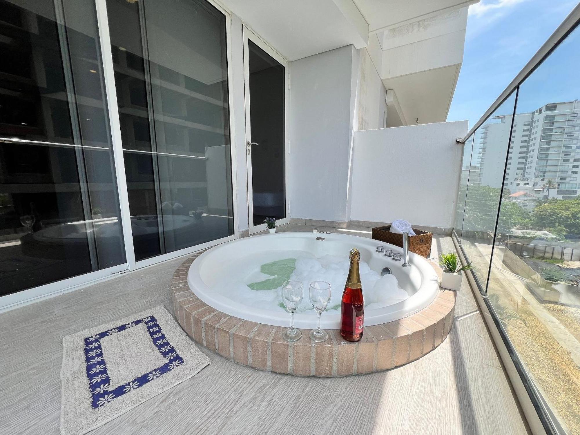 2 Dormitorios junto al mar. Jacuzzi Privado Apartamento *